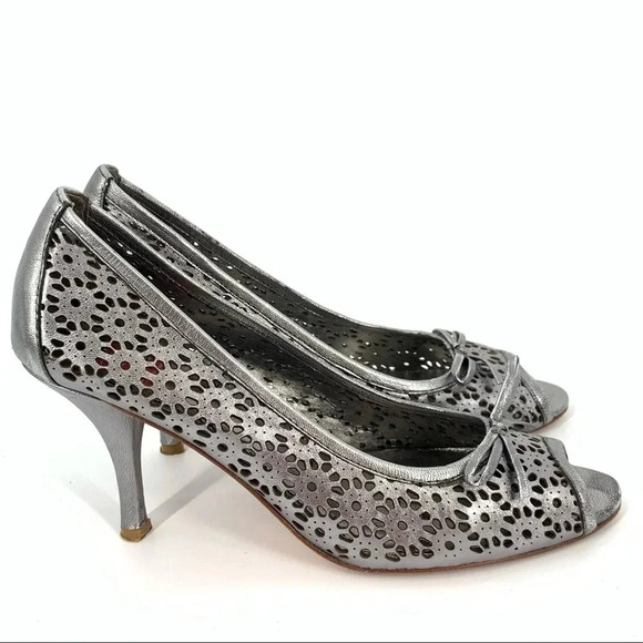 Oscar Oscar de la Renta heels size 7.5 O-Anya pewter leather laser cut floral